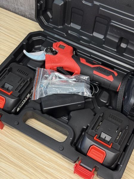Секатор акумуляторний 48V з екраном, 2 АКБ, безщітковий двигун, розкриття до 40 мм Гарантія 1 рік Червоний 260885 фото